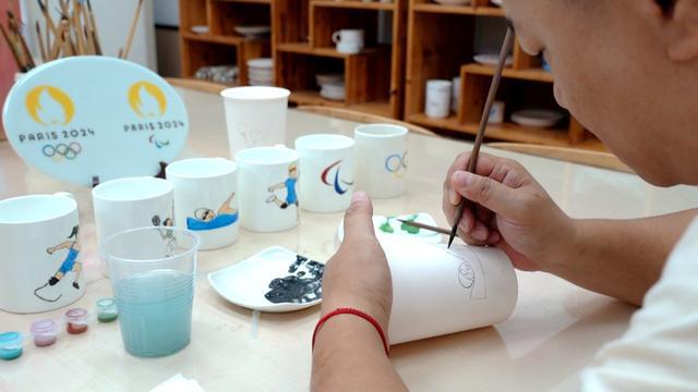 他们以手工艺品传情为残奥健儿加油(图2)