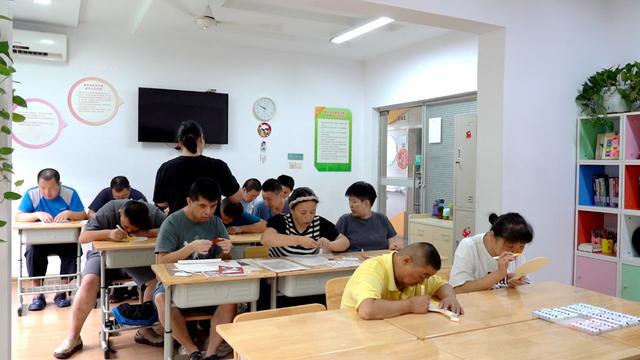 他们以手工艺品传情为残奥健儿加油(图1)