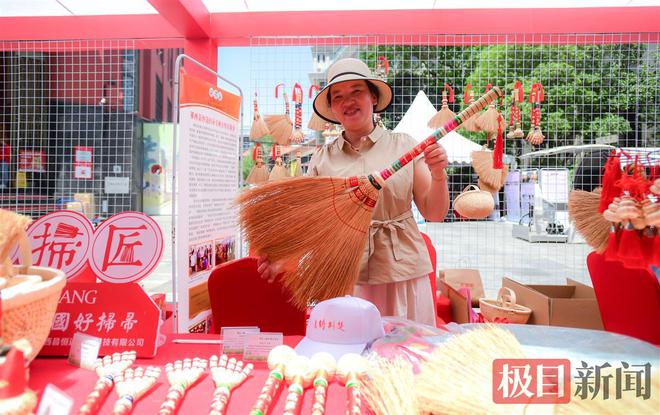 漂亮！高颜值扫把能当工艺品挂上墙(图1)