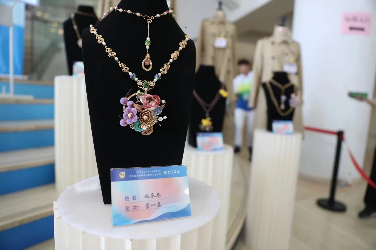 前路无声 他用巧手传递“声音”--岛城手工艺人杜冬冬热爱绘画和手工艺品设计 曾获全国技术能手称号(图2)