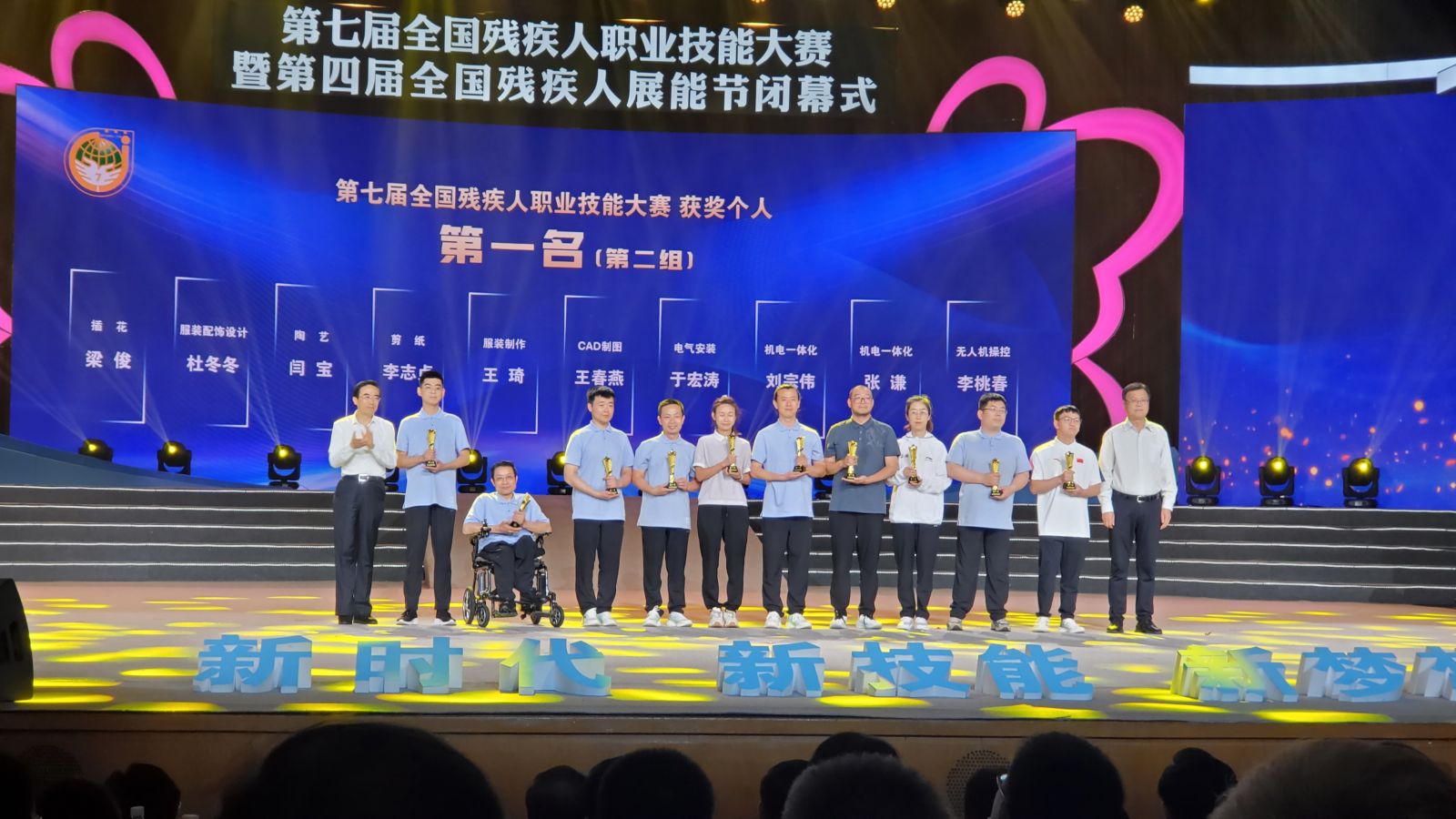前路无声 他用巧手传递“声音”--岛城手工艺人杜冬冬热爱绘画和手工艺品设计 曾获全国技术能手称号(图3)